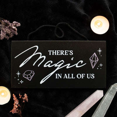Skylt av trä - There's magic in all of us