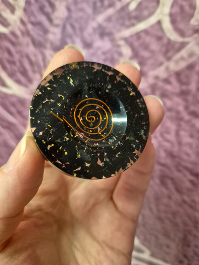 Orgonit - puck / ställ för kristaller av svart turmalin